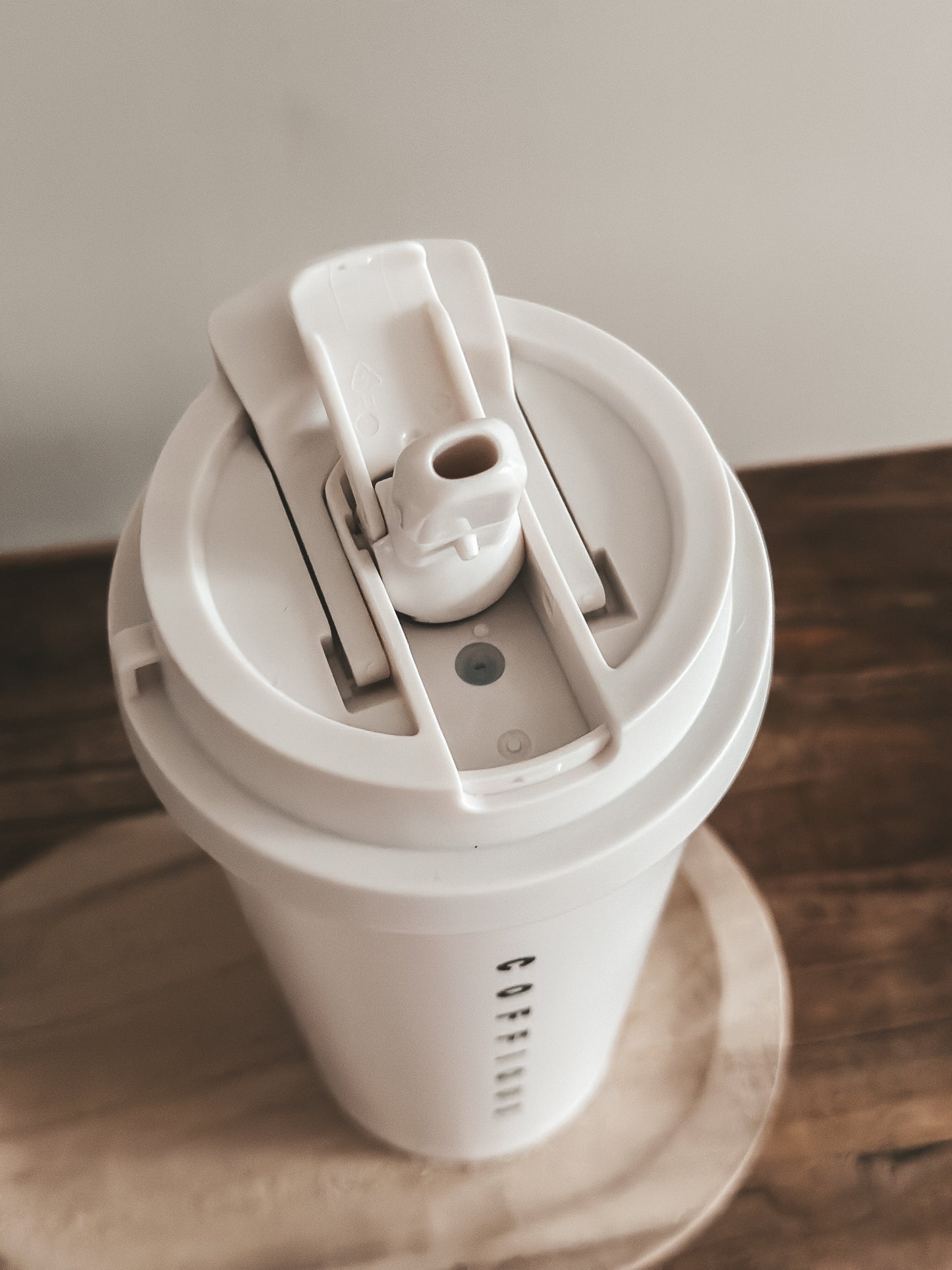 Coffique meeneembeker to go beker wit creme met twee drinkmogelijkheden