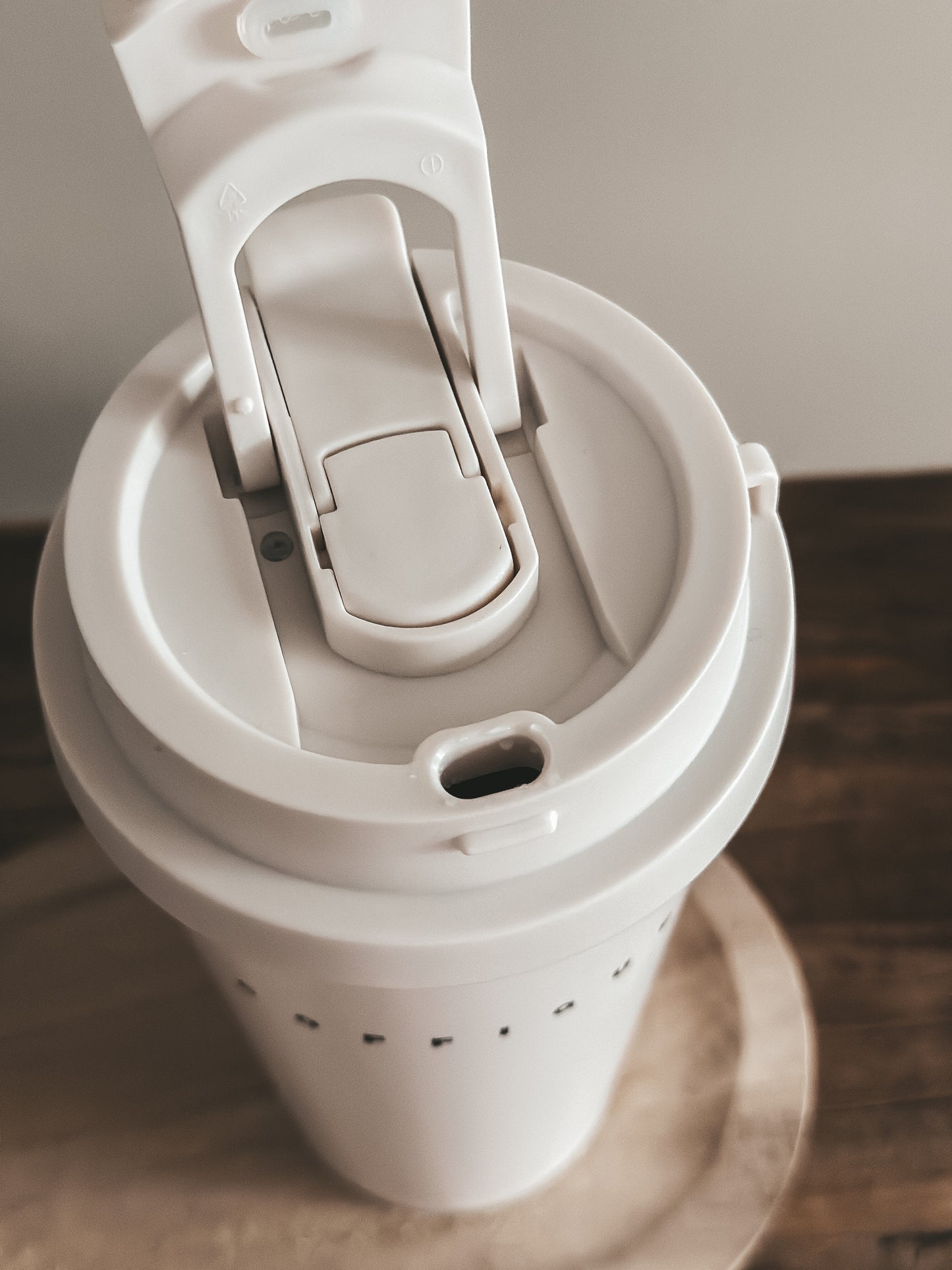 Coffique meeneembeker to go beker wit creme met twee drinkmogelijkheden