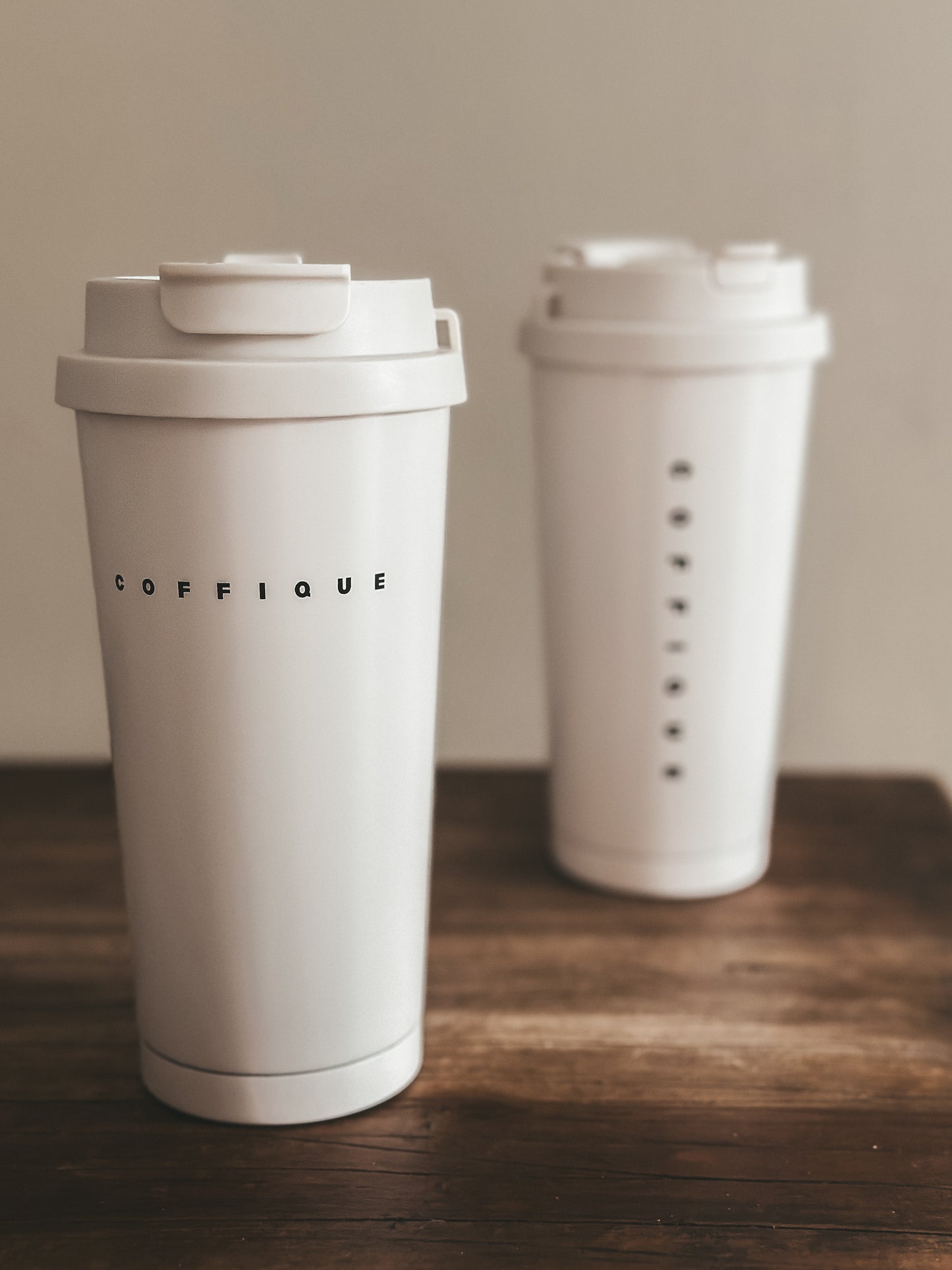 Coffique meeneembeker to go beker wit creme met twee drinkmogelijkheden