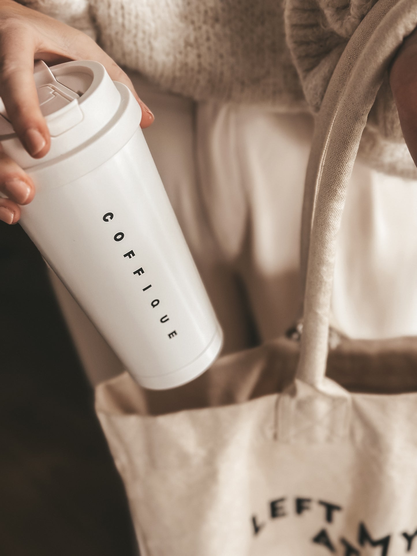 Coffique meeneembeker to go beker wit creme met twee drinkmogelijkheden